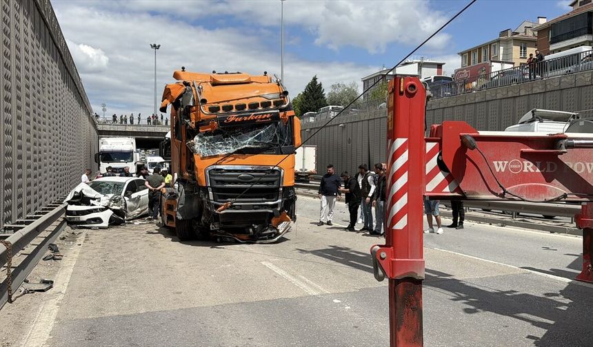 Eskişehir’de Zincirleme Kaza! Otomobil Tırla Duvar Arasında Sıkıştı