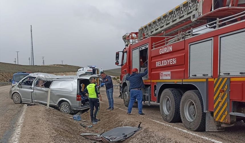 Sivas'ta devrilen minibüste 1 kişi öldü