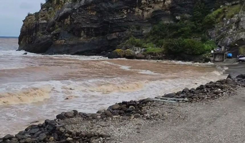 Bartın'da deniz çamur renginde
