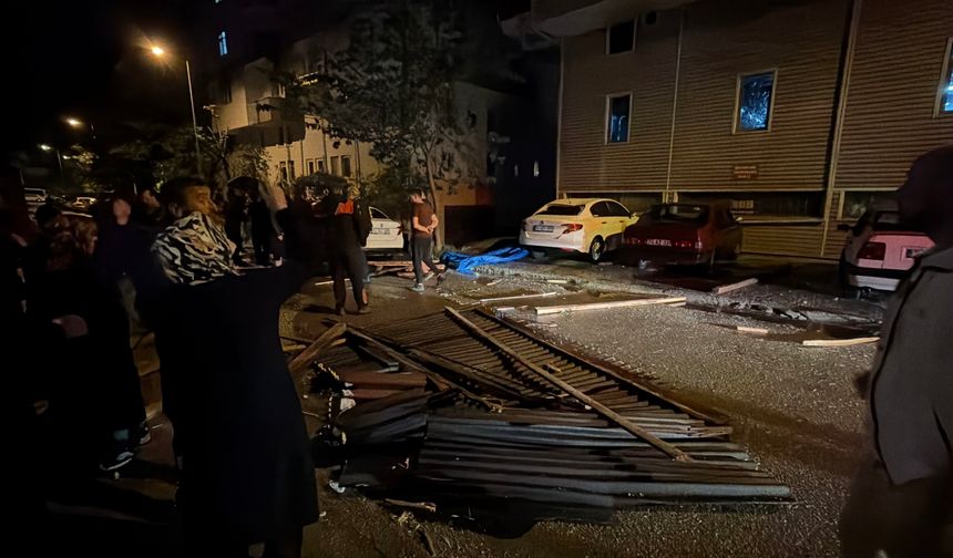 Bartın'da şiddetli rüzgar çatıyı uçurdu