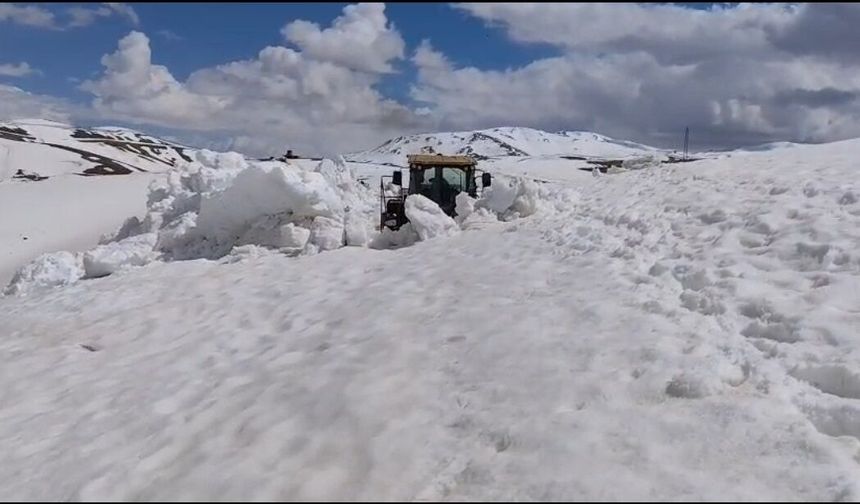 Başkale’de 3 Metrelik Kar Engelini Ekipler Aştı: Yol 3 Günde Açıldı