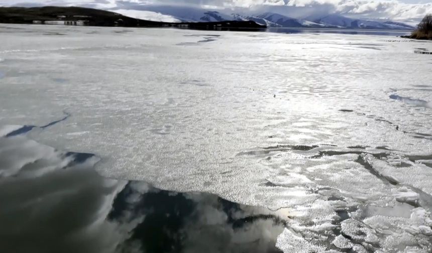 Çıldır Gölü’nde Buzlar Çözülüyor: Doğa Renk Değiştiriyor