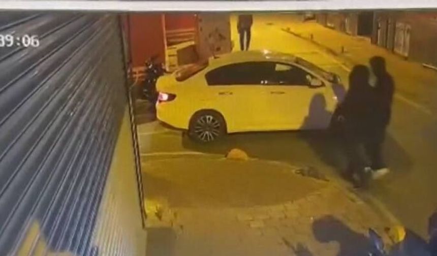 Fatih'te apartman girişine silahlı saldırı