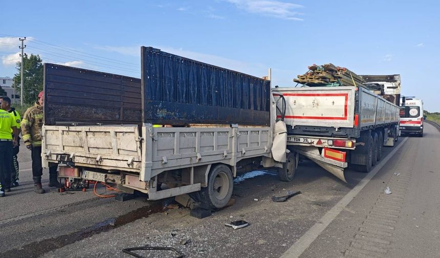 Kamyonet ile TIR çarpıştı