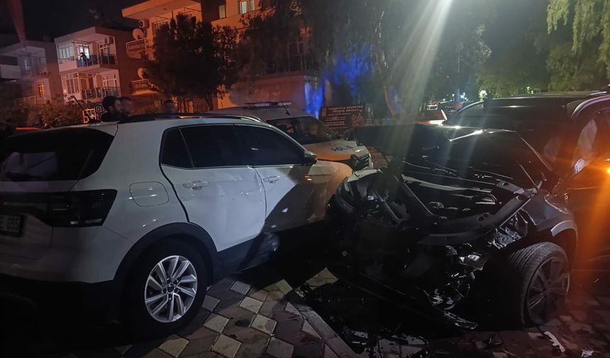Kazaya karışan 2 araç savrulup, park halindeki 2 otomobile çarptı