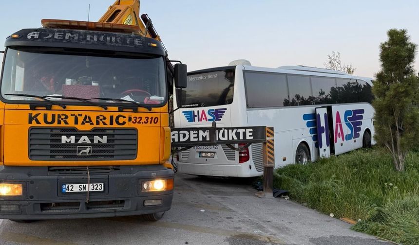 Konya'da feci kaza: TIR'a çarptı: 1 ölü, 8 yaralı