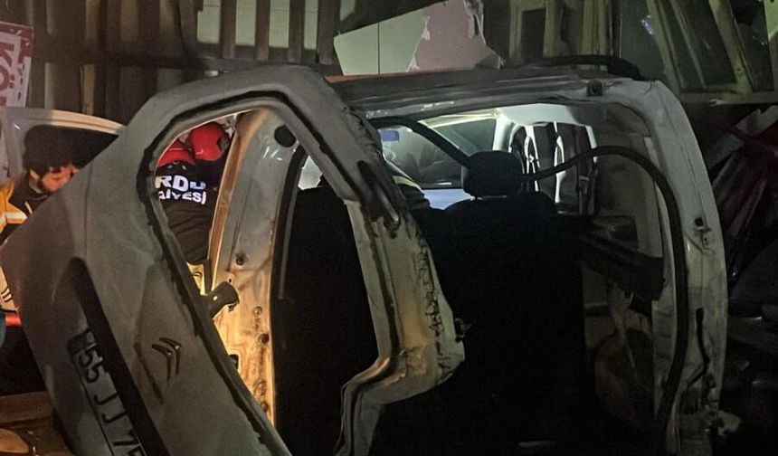Ordu'da otomobil iş yerine daldı!