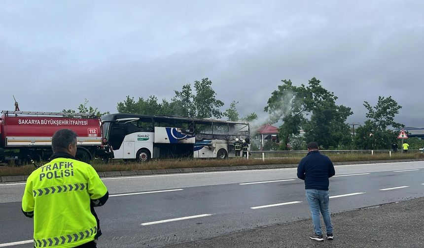 Sakarya'da yolcu otobüsü alev alev yandı