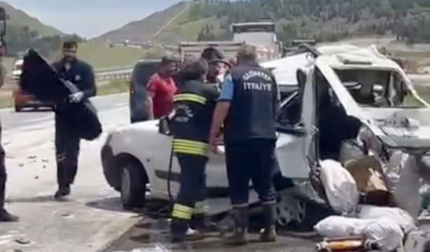 TIR, otomobile çarptı; 2 ölü, 2 yaralı