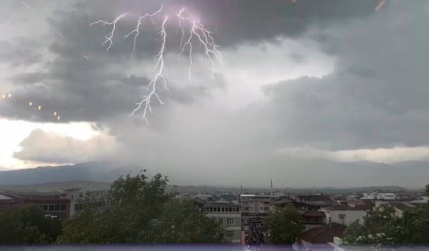 Tokat'ta peş peşe düşen yıldırımlar kameraya yansıdı