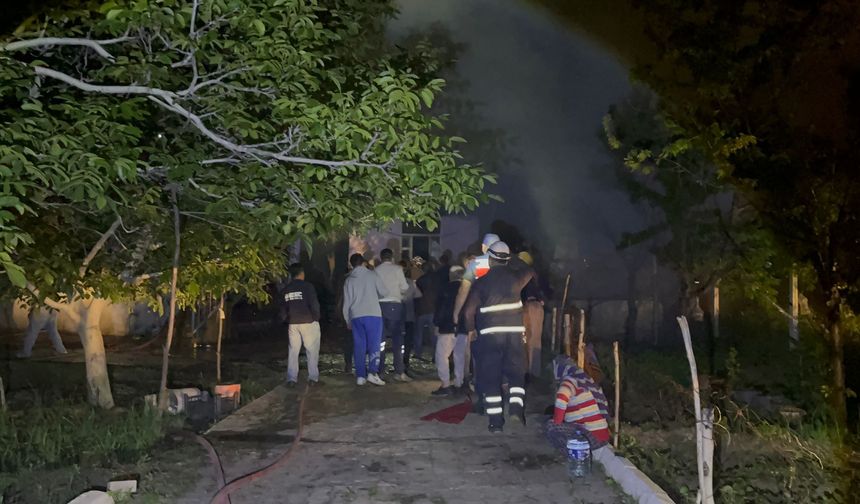 Tosya'da iki katlı evde yangın çıktı
