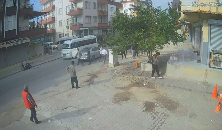 Yakınına el sallıyordu, araba çarptı!