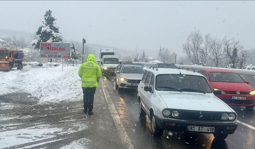 Bolu’da kar yolu kapattı: Devrilen ağaçlar sürücüleri mahsur bıraktı