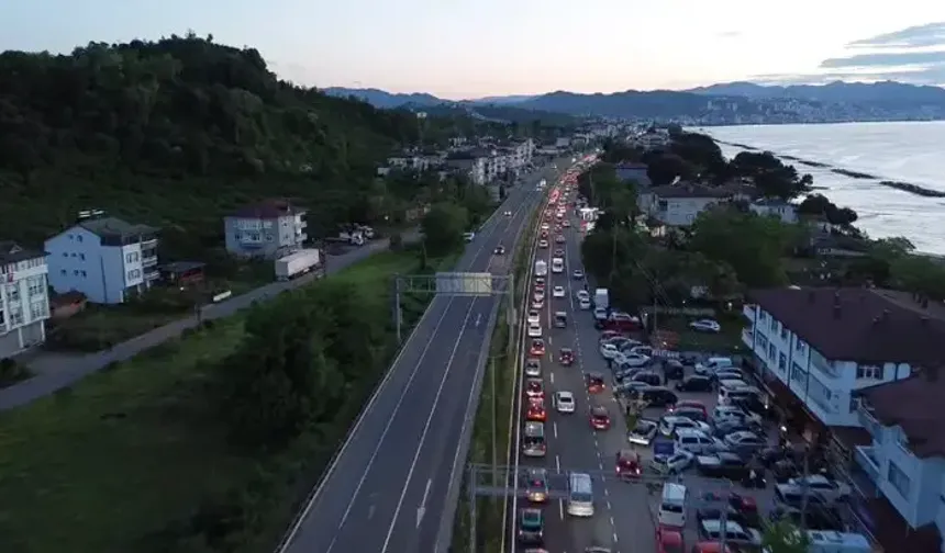 Karadeniz Sahil Yolu'nda bayram dönüşü yoğunluğu