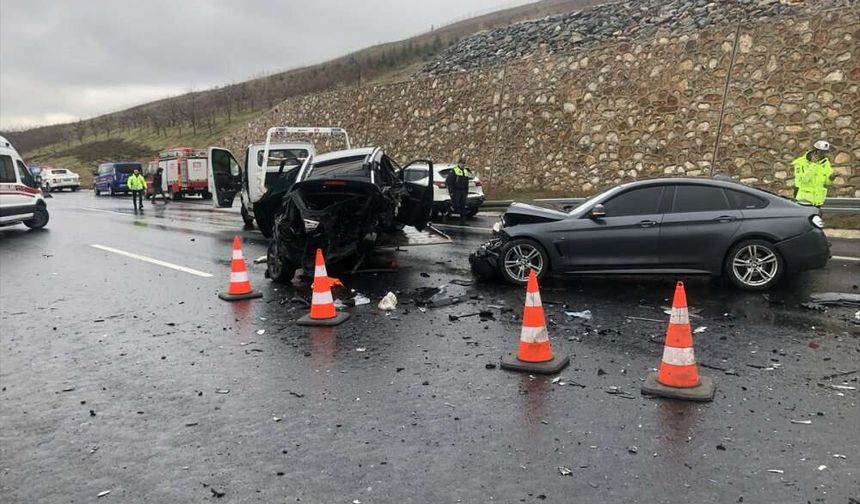 Mazıdağı’nda Zincirleme Kaza: 5 Araç Çarpıştı, 4 Yaralı