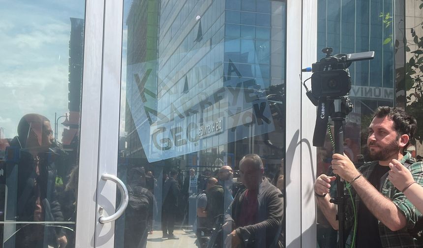 CHP Genel Merkezi’nde kriz anları: Masalar kapılara dayandı!