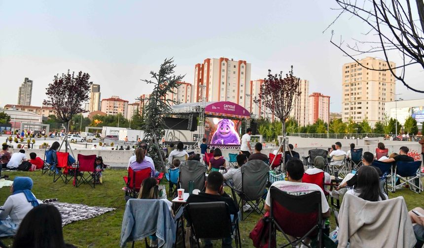 Ankara Büyükşehir Belediyesi'nden Çayyolu'nda Açık Hava Sineması Keyfi