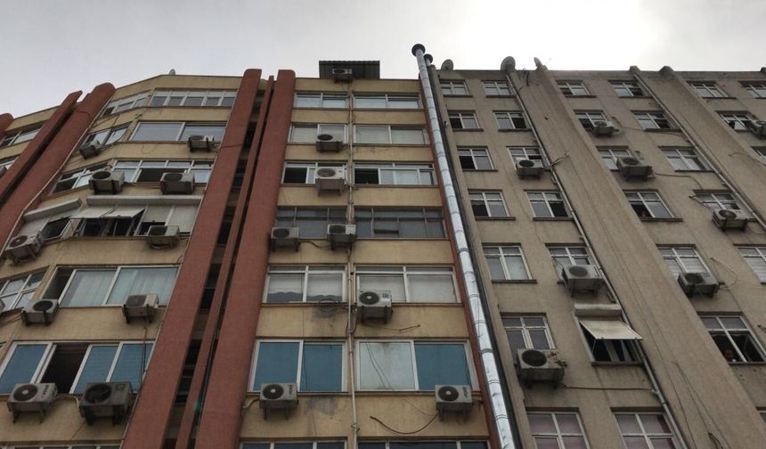 Apartmandan Kopan Sineklik Yoldan Geçen Kadının Başına Düştü