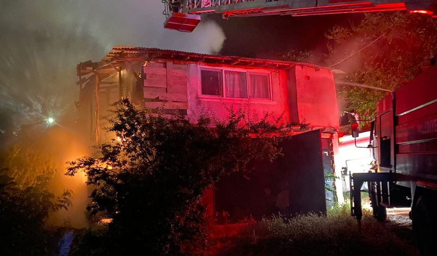 Amasya'da iki katlı ev yandı