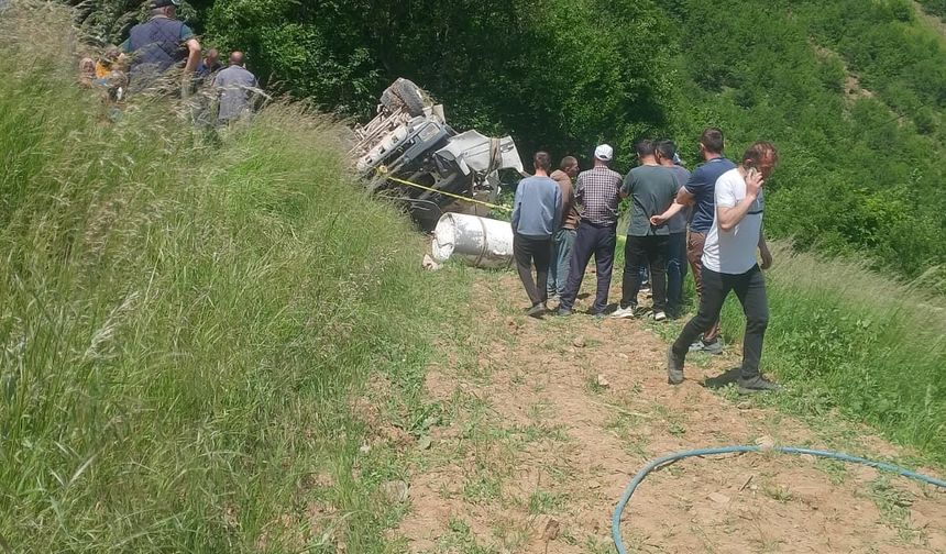 Beton mikseri şarampole yuvarlandı