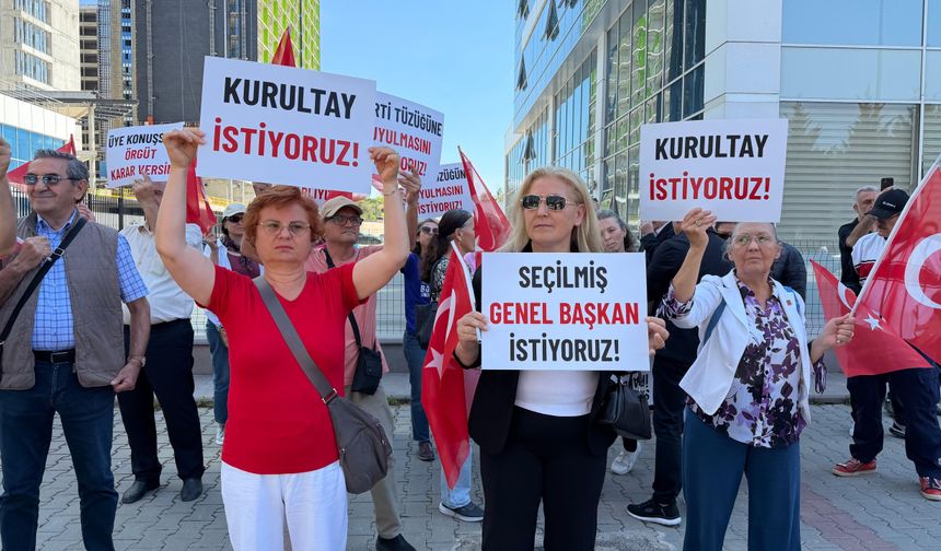 CHP Genel Merkezi Önünde Kurultay Çağrısı!