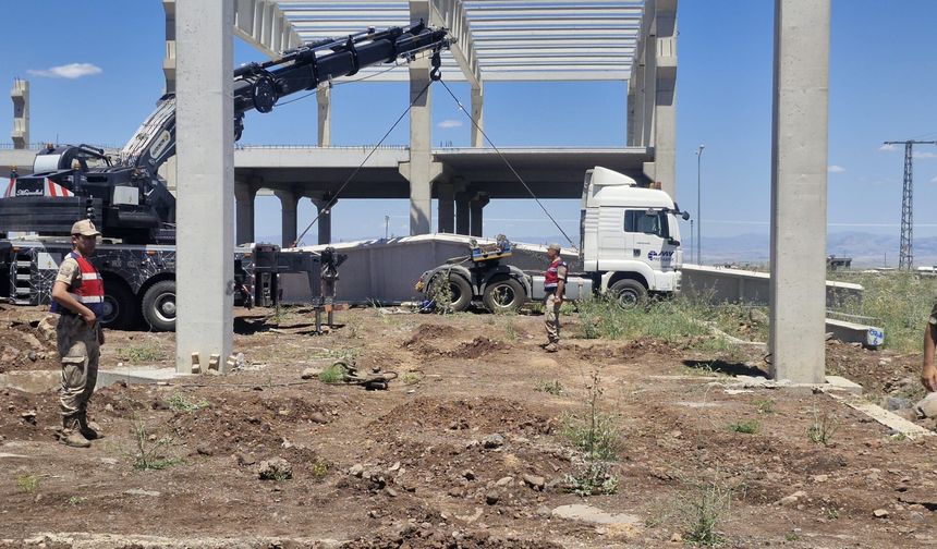 Fabrika inşaatında beton blok, işçilerin üzerine düştü