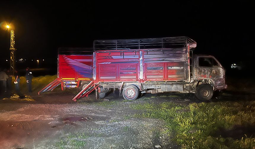 Gece Saatlerinde Peş Peşe Alevler Yükseldi: 2 Kamyon Yandı