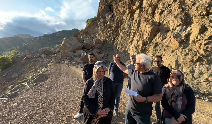 İki mahalleyi bağlayan yol kapandı, tepkiler büyüyor!