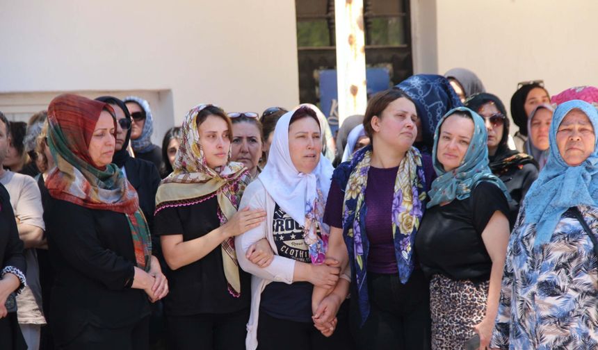 Irmak öğretmen, İzmir'de son yolculuğuna uğurlandı