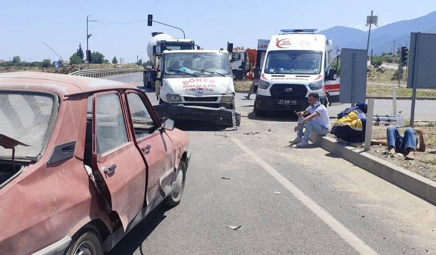 Kamyonet ile otomobil çarpıştı