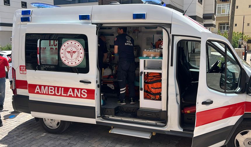 Merdiven boşluğuna düşüp yaralandı