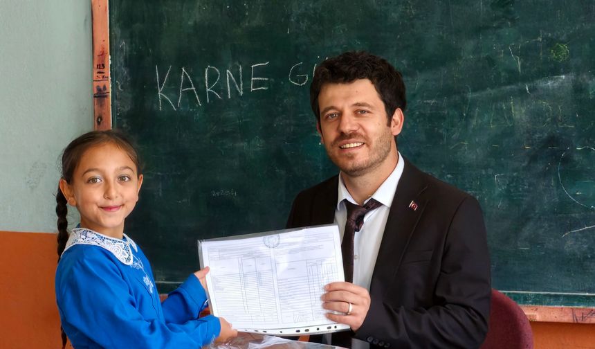 Okulun tek öğrencisi İlayda'nın karne sevinci