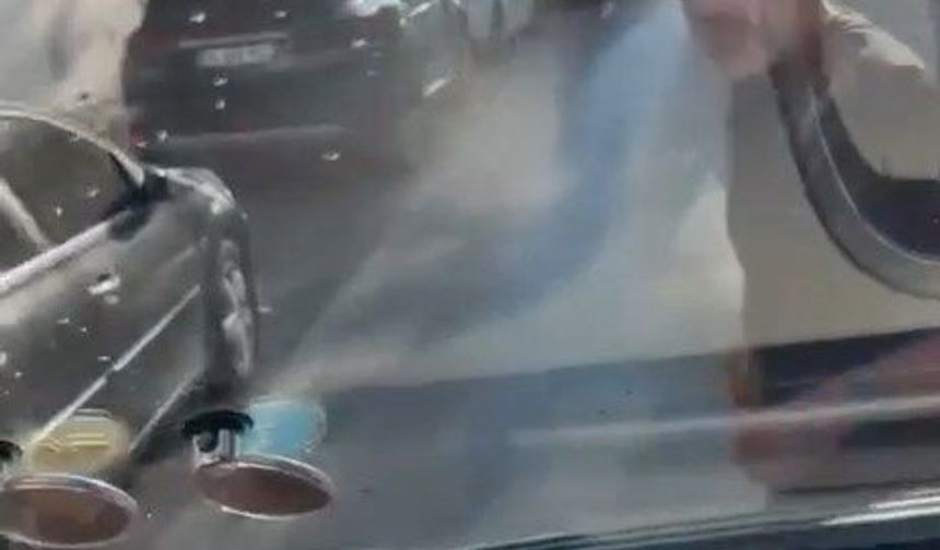 Servis şoförü ile otomobil sürücüsü arasındaki kavga kamerada