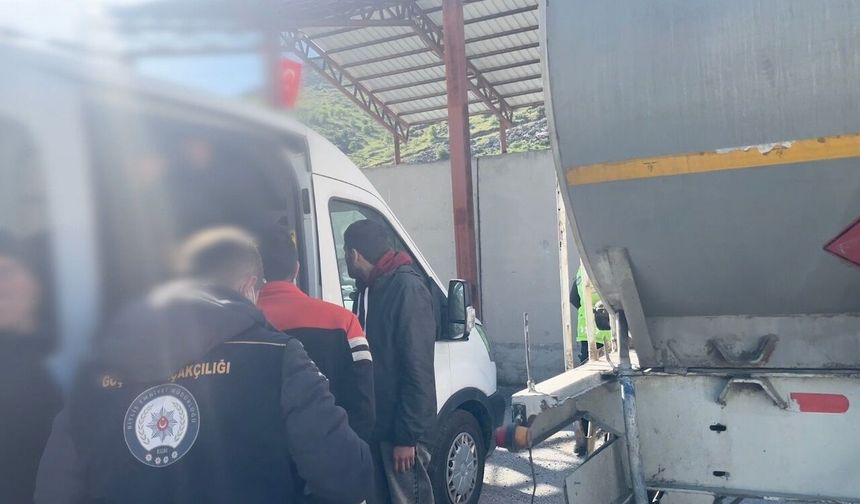 Tankerden 30 düzensiz göçmen çıktı