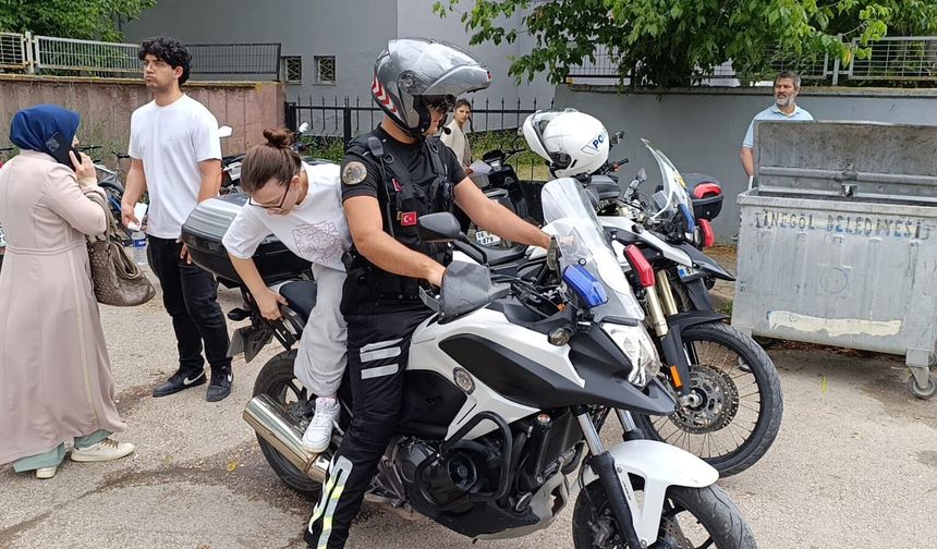 Yanlış okula giden YKS adayını trafik polisi yetiştirdi