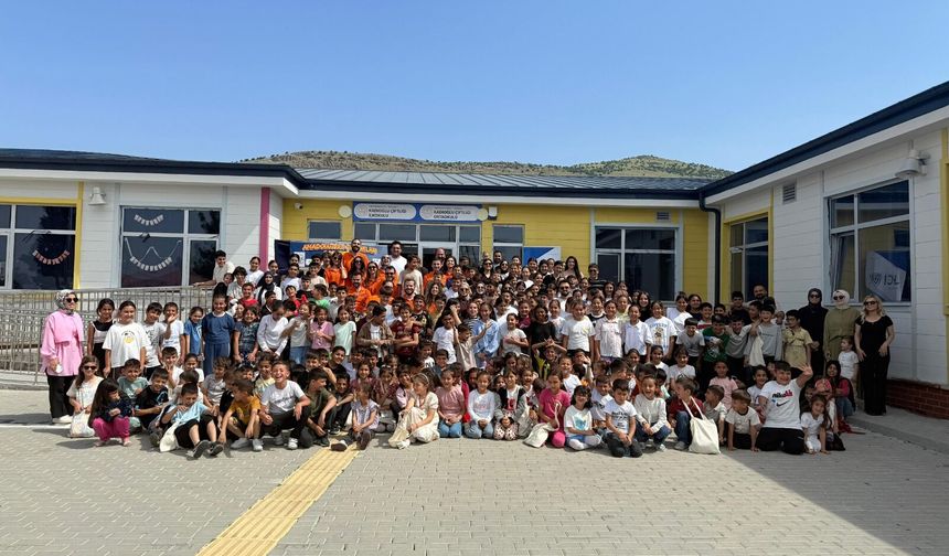 Kahramanmaraş'taki Köy Okuluna 3 Bin Kitaplık Kütüphane Açıldı!