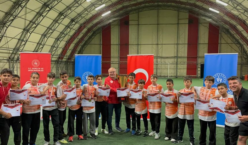 Ankara'da Çifte Zafer: Hacı Bayram Veli Spor Ortaokulu Namağlup Türkiye Şampiyonu!