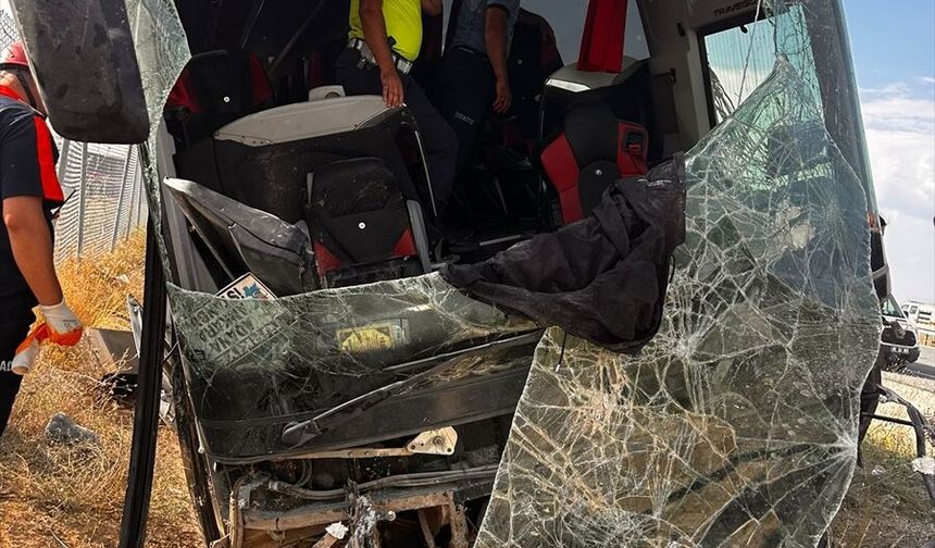 Aksaray'da Yolcu Otobüsü Yoldan Çıktı: 44 Yaralı
