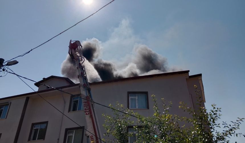 Bolu'da apartmanın çatısı alev alev yandı