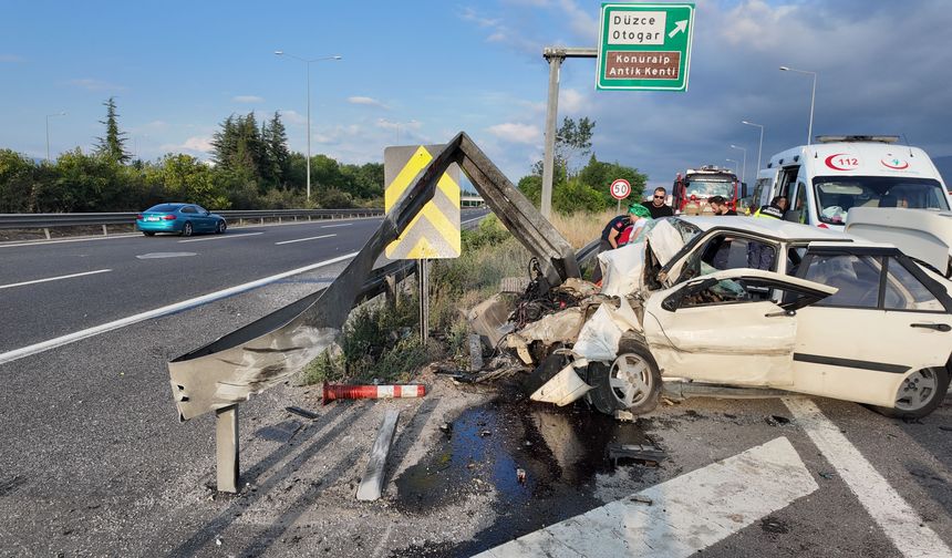 Düzce'de otomobil bariyerlere çarptı: 3 yaralı