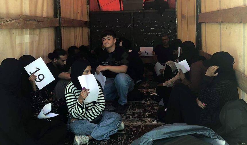 Edirne'de kamyonette 20 kaçak göçmen yakalandı