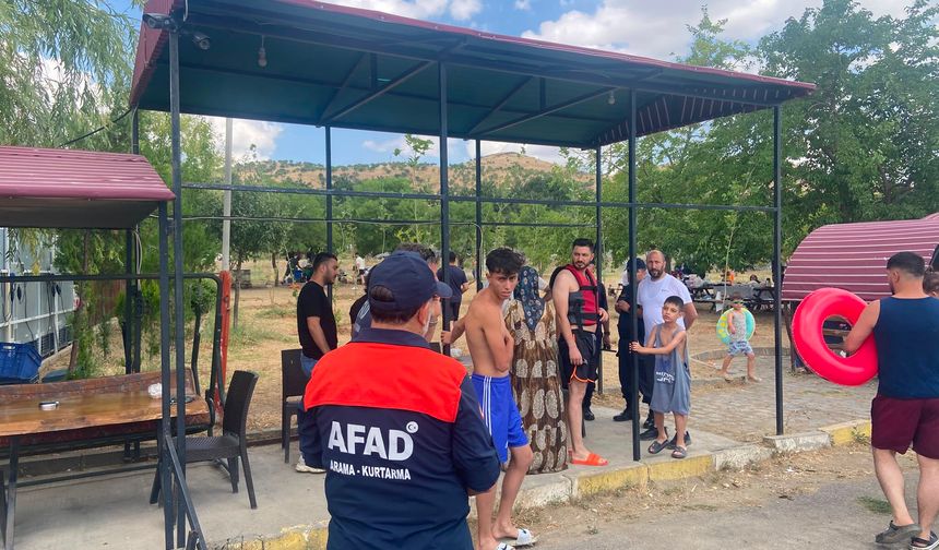 Elazığ'da batan kayıktaki 7 kişi kurtarıldı
