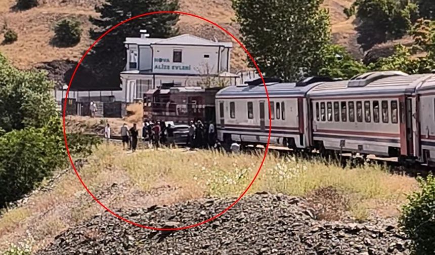 Elazığ'da Korkutan Kaza! Yolcu Treni Hemzemin Geçitte Otomobile Çarptı
