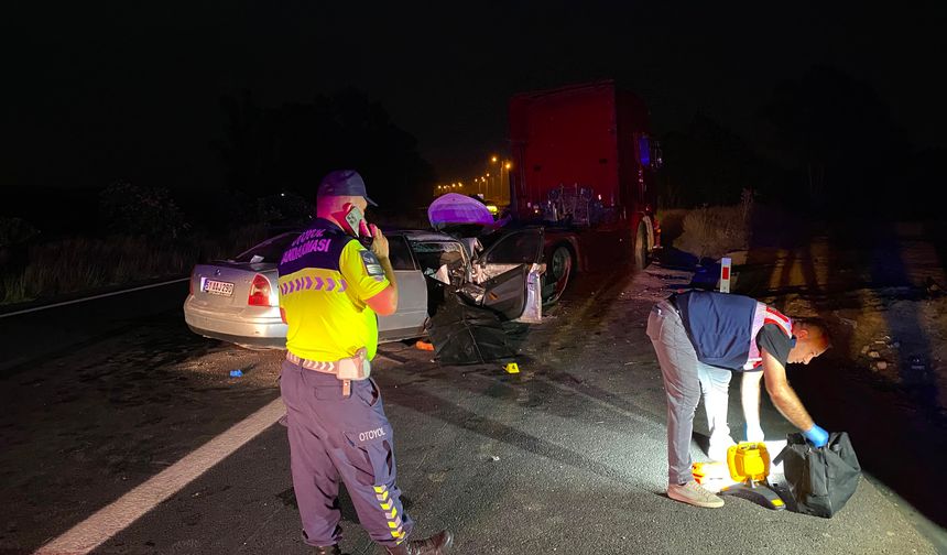 Emniyet şeridindeki TIR'a çarpan otomobilde 2 kişi hayatını kaybetti
