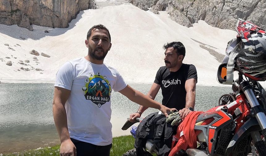 Erzincan'da 2 bin 500 rakımda sıra dışı görüntü: Buz tutan gölde kayak yaptı