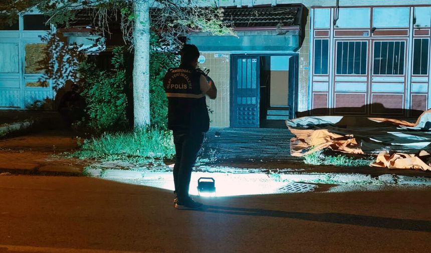 Eşi eve almadı, çatıdan girmeye çalışırken düştü!