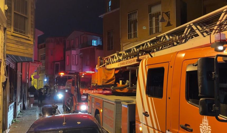 Fatih'te çatıda çıkan yangında itfaiye eri yaralandı