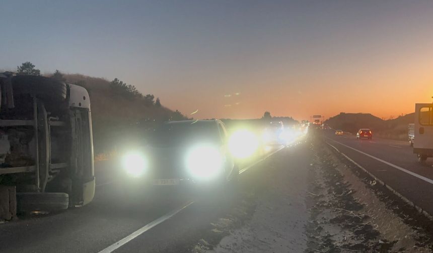 Hurda yüklü TIR devrildi: Yola saçılan yük otomobile zarar verdi