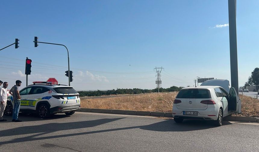 Kilis'te otomobil yön tabelasının direğine çarptı: 2 yaralı