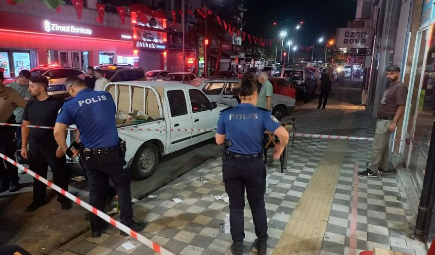 Motosiklet kasklı şüphelinin silahlı saldırısında yaralandı